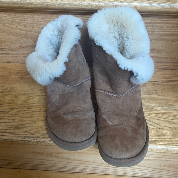 Ugg classic low boots size 7 - Picture 1 of 6